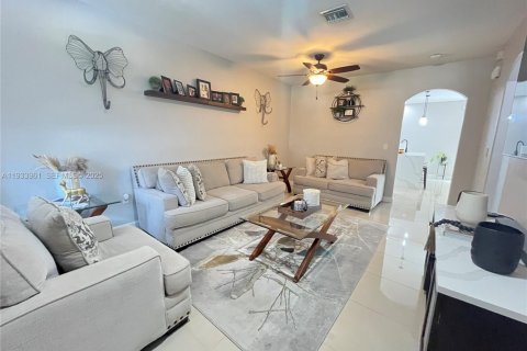 Townhouse in Miramar, Florida 3 bedrooms, 142.14 sq.m. № 1993458 - photo 4