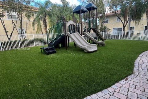 Townhouse in Miramar, Florida 3 bedrooms, 142.14 sq.m. № 1993458 - photo 15