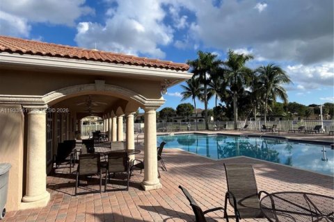 Townhouse in Miramar, Florida 3 bedrooms, 142.14 sq.m. № 1993458 - photo 20