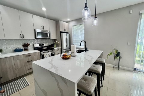 Townhouse in Miramar, Florida 3 bedrooms, 142.14 sq.m. № 1993458 - photo 2