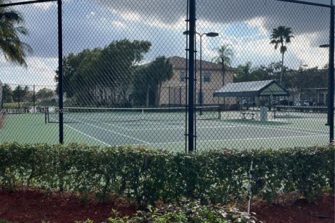 Townhouse in Miramar, Florida 3 bedrooms, 142.14 sq.m. № 1993458 - photo 17