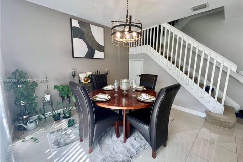 Townhouse in Miramar, Florida 3 bedrooms, 142.14 sq.m. № 1993458 - photo 13