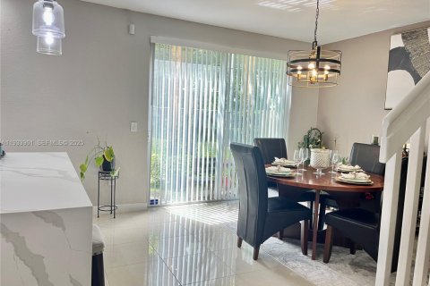 Townhouse in Miramar, Florida 3 bedrooms, 142.14 sq.m. № 1993458 - photo 3