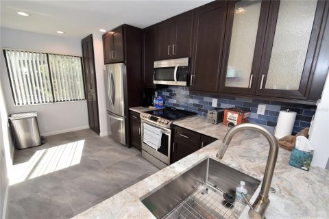 Condo in Sarasota, Florida, 2 bedrooms  № 1754700 - photo 16