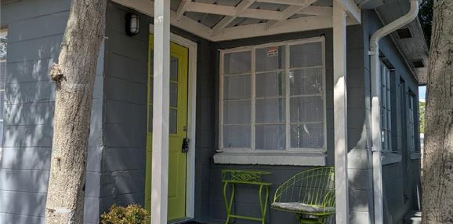 House in Saint Petersburg, Florida 2 bedrooms, 85.66 sq.m. № 2131013