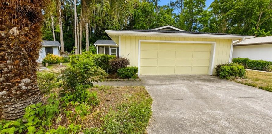 House in Gainesville, Florida 2 bedrooms, 111.48 sq.m. № 2122469
