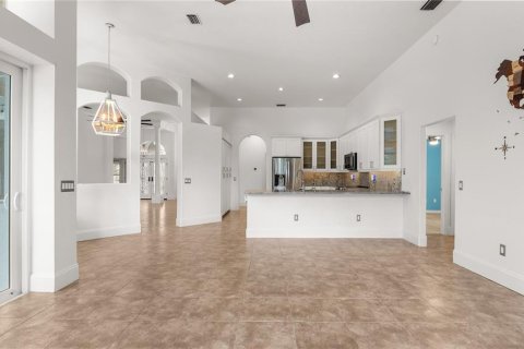 House in Valrico, Florida 5 bedrooms, 246.56 sq.m. № 2349934 - photo 9