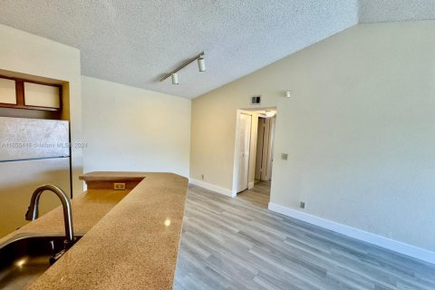 Condo in Margate, Florida, 2 bedrooms  № 1859797 - photo 2