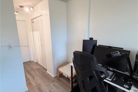 Condo in North Miami Beach, Florida, 2 bedrooms  № 2042038 - photo 17