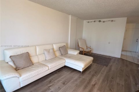 Condo in North Miami Beach, Florida, 2 bedrooms  № 2042038 - photo 3