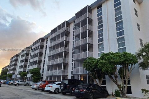 Condo in North Miami Beach, Florida, 2 bedrooms  № 2042038 - photo 21