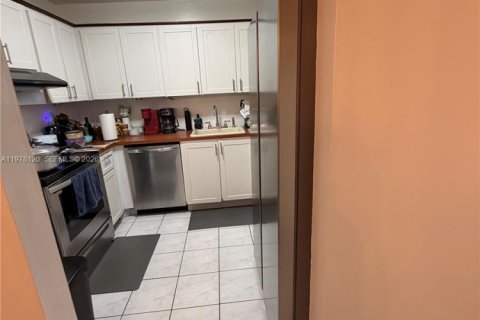 Condo in North Miami Beach, Florida, 2 bedrooms  № 2042038 - photo 10