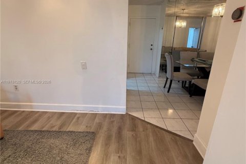 Condo in North Miami Beach, Florida, 2 bedrooms  № 2042038 - photo 5