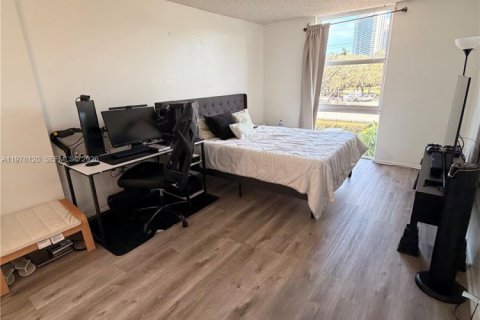 Condo in North Miami Beach, Florida, 2 bedrooms  № 2042038 - photo 13