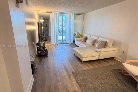 Condo in North Miami Beach, Florida, 2 bedrooms  № 2042038 - photo 4