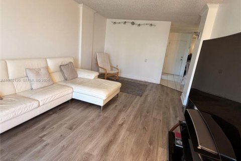 Condo in North Miami Beach, Florida, 2 bedrooms  № 2042038 - photo 2