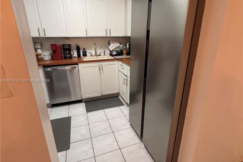 Condo in North Miami Beach, Florida, 2 bedrooms  № 2042038 - photo 9