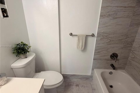 Condo in North Miami Beach, Florida, 2 bedrooms  № 2042038 - photo 14