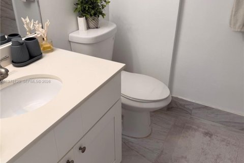 Condo in North Miami Beach, Florida, 2 bedrooms  № 2042038 - photo 15