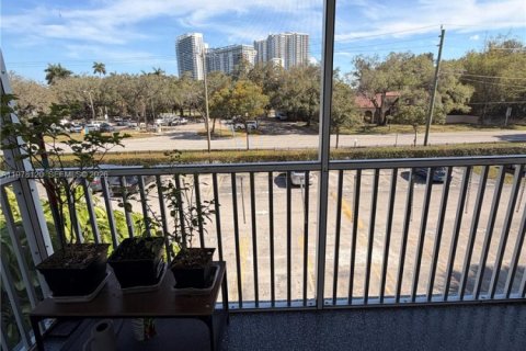 Condo in North Miami Beach, Florida, 2 bedrooms  № 2042038 - photo 11