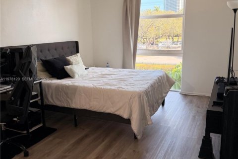 Condo in North Miami Beach, Florida, 2 bedrooms  № 2042038 - photo 12