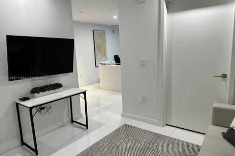 Condominio en alquiler en Miami, Florida, 2 dormitorios, 138.52 m2 № 1770696 - foto 15