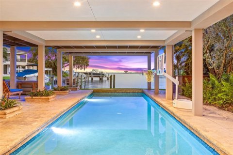 House in Saint Petersburg, Florida 5 bedrooms, 562.99 sq.m. № 1865865 - photo 7