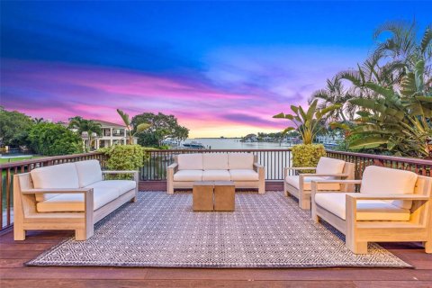 House in Saint Petersburg, Florida 5 bedrooms, 562.99 sq.m. № 1865865 - photo 6