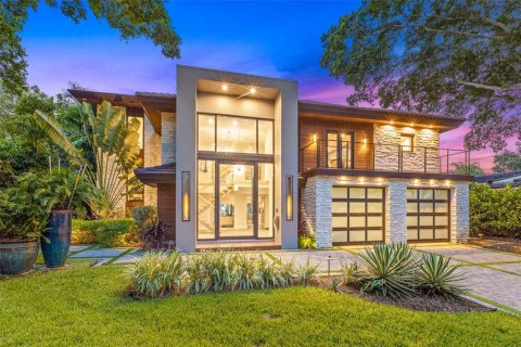 House in Saint Petersburg, Florida 5 bedrooms, 562.99 sq.m. № 1865865 - photo 1