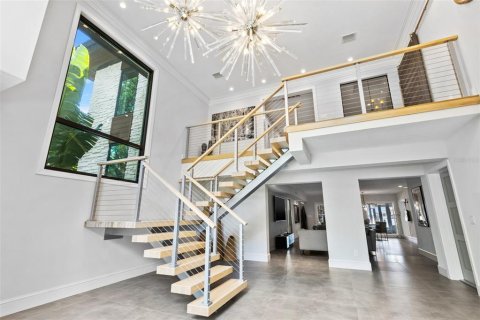 House in Saint Petersburg, Florida 5 bedrooms, 562.99 sq.m. № 1865865 - photo 9