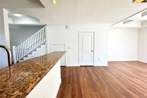 Townhouse in North Miami, Florida 2 bedrooms, 107.95 sq.m. № 1842648 - photo 24