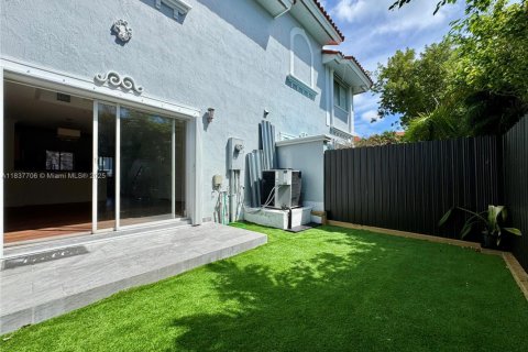 Townhouse in North Miami, Florida 2 bedrooms, 107.95 sq.m. № 1842648 - photo 6