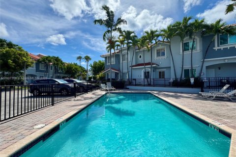 Townhouse in North Miami, Florida 2 bedrooms, 107.95 sq.m. № 1842648 - photo 1