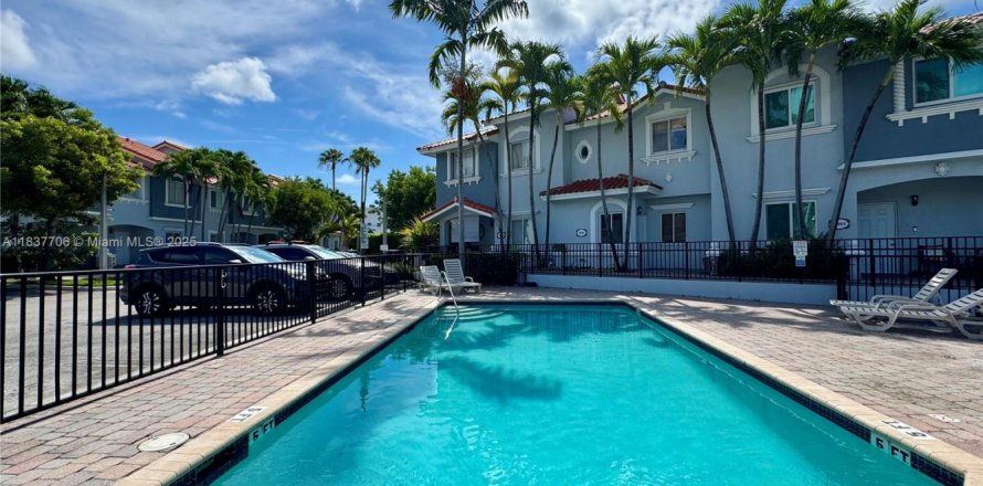 Townhouse in North Miami, Florida 2 bedrooms, 107.95 sq.m. № 1842648