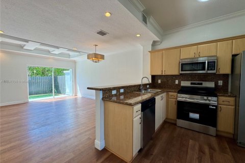Townhouse in North Miami, Florida 2 bedrooms, 107.95 sq.m. № 1842648 - photo 19