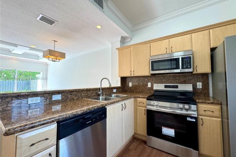 Townhouse in North Miami, Florida 2 bedrooms, 107.95 sq.m. № 1842648 - photo 21