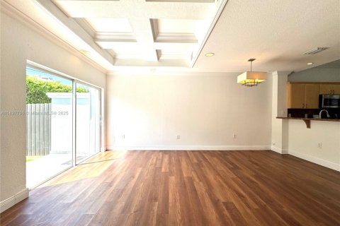 Townhouse in North Miami, Florida 2 bedrooms, 107.95 sq.m. № 1842648 - photo 4