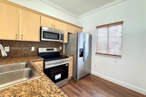Townhouse in North Miami, Florida 2 bedrooms, 107.95 sq.m. № 1842648 - photo 3