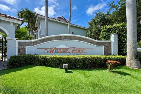 Townhouse in North Miami, Florida 2 bedrooms, 107.95 sq.m. № 1842648 - photo 7