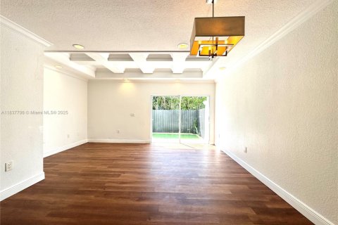Townhouse in North Miami, Florida 2 bedrooms, 107.95 sq.m. № 1842648 - photo 25