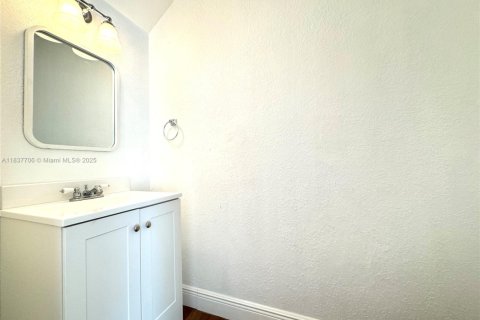 Townhouse in North Miami, Florida 2 bedrooms, 107.95 sq.m. № 1842648 - photo 29
