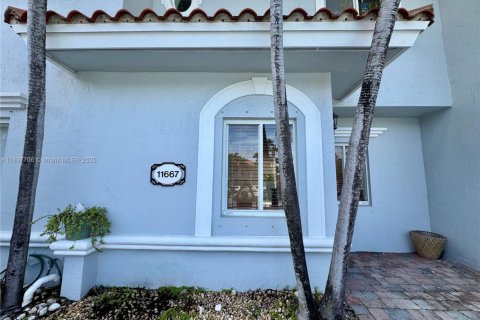 Townhouse in North Miami, Florida 2 bedrooms, 107.95 sq.m. № 1842648 - photo 12