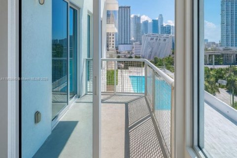 Снять в аренду кондоминиум в Майами, Флорида 2 спальни, 93.83м2, № 1954787 - фото 2