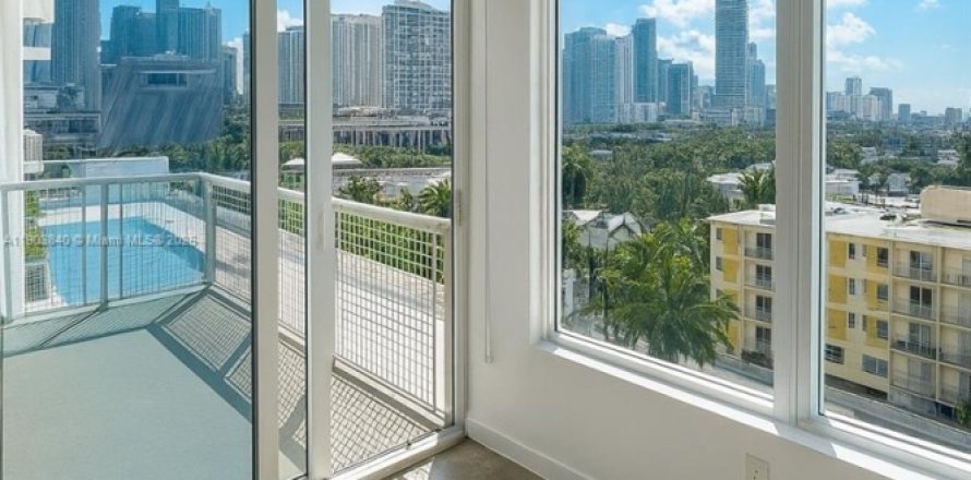 Кондоминиум с 2 спальнями в Майами, Флорида № 1954787