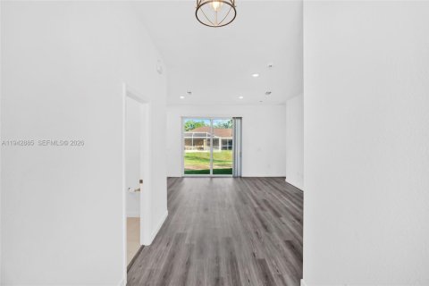 House in Lehigh Acres, Florida 3 bedrooms № 2003172 - photo 7