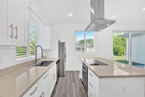 House in Lehigh Acres, Florida 3 bedrooms № 2003172 - photo 19