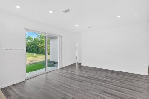 House in Lehigh Acres, Florida 3 bedrooms № 2003172 - photo 12