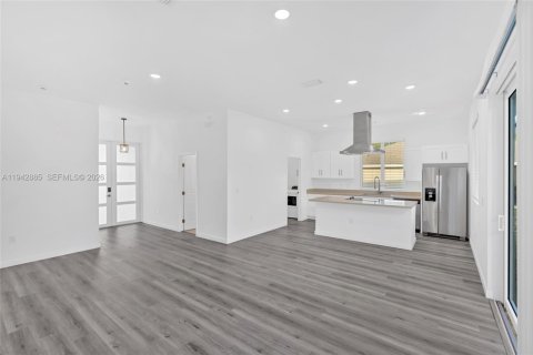 House in Lehigh Acres, Florida 3 bedrooms № 2003172 - photo 10