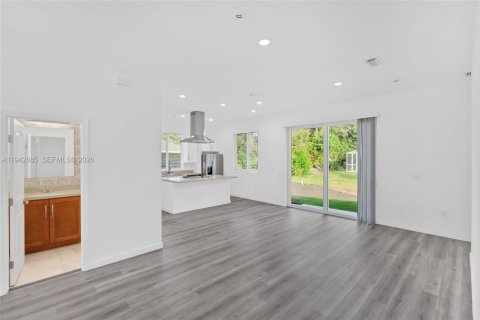 House in Lehigh Acres, Florida 3 bedrooms № 2003172 - photo 11