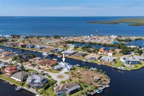 Casa en Port Charlotte, Florida 4 dormitorios, 305.18 m2 № 2177247